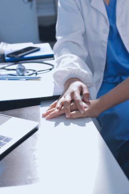 Doktor hastayı kontrol ediyor ve teşvik ediyor..