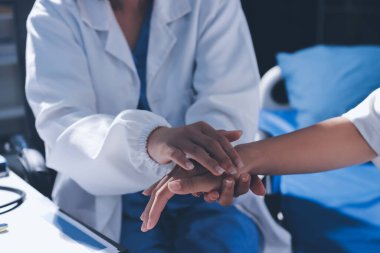 Doktor hastayı kontrol ediyor ve teşvik ediyor..