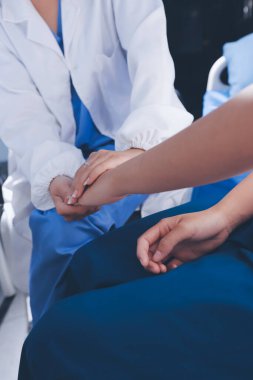 Doktor hastayı kontrol ediyor ve teşvik ediyor..