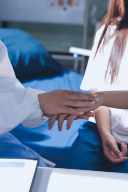 Doktor hastayı kontrol ediyor ve teşvik ediyor..