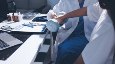 Tanımlanamayan fiziksel terapi sırasında mavi el ağırlığı kullanır