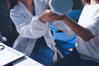 Tanımlanamayan fiziksel terapi sırasında mavi el ağırlığı kullanır