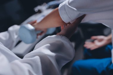 Tanımlanamayan fiziksel terapi sırasında mavi el ağırlığı kullanır