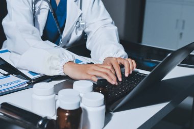 Erkek ve kadın doktorlar bir hastane odasında toplantı yapıyorlar..