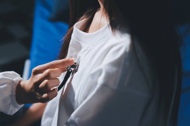 Konuşurken kalp atışı ve semptomlarını incelemek için steteskop kullanan erkek doktorun el görüntüsü.