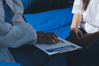 Doktor hastayı kontrol ediyor ve teşvik ediyor..