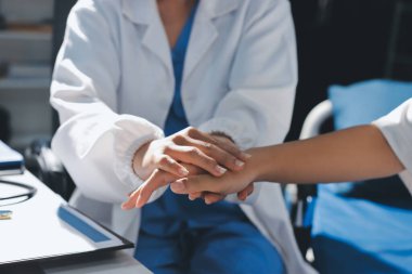 Doktor hastayı kontrol ediyor ve teşvik ediyor..