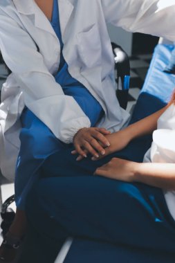 Doktor hastayı kontrol ediyor ve teşvik ediyor..