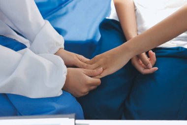 Doktor hastayı kontrol ediyor ve teşvik ediyor..