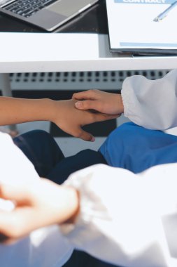 Doktor hastayı kontrol ediyor ve teşvik ediyor..