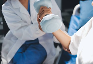 Tanımlanamayan fiziksel terapi sırasında mavi el ağırlığı kullanır