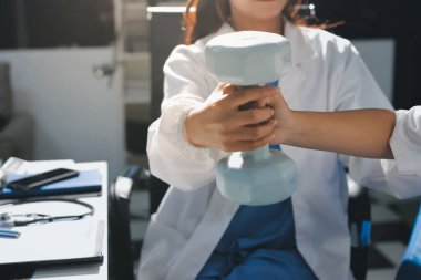 Tanımlanamayan fiziksel terapi sırasında mavi el ağırlığı kullanır