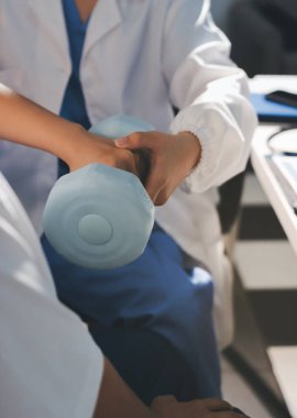 Tanımlanamayan fiziksel terapi sırasında mavi el ağırlığı kullanır