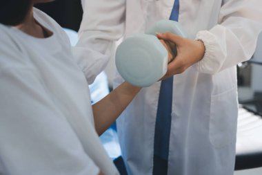 Tanımlanamayan fiziksel terapi sırasında mavi el ağırlığı kullanır