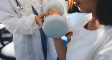 Tanımlanamayan fiziksel terapi sırasında mavi el ağırlığı kullanır