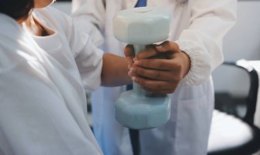 Tanımlanamayan fiziksel terapi sırasında mavi el ağırlığı kullanır