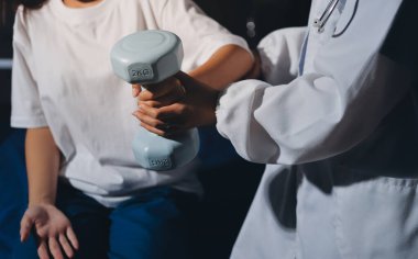 Tanımlanamayan fiziksel terapi sırasında mavi el ağırlığı kullanır