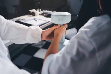 Tanımlanamayan fiziksel terapi sırasında mavi el ağırlığı kullanır