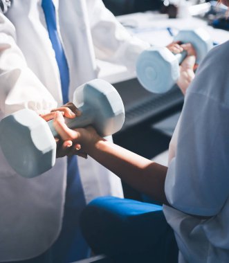 Tanımlanamayan fiziksel terapi sırasında mavi el ağırlığı kullanır