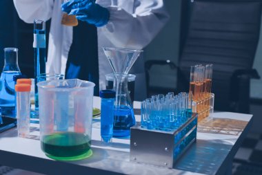 Bilimadamı laboratuarda tıbbi örnekleri mikro plakaya yerleştiriyor.