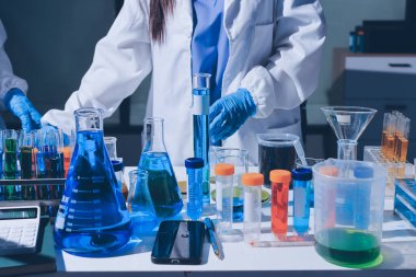 Bilimadamı laboratuarda tıbbi örnekleri mikro plakaya yerleştiriyor.