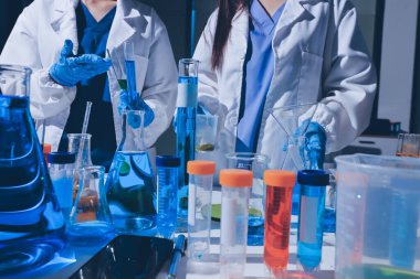 Bilimadamı laboratuarda tıbbi örnekleri mikro plakaya yerleştiriyor.