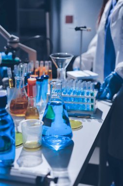 Bilimadamı laboratuarda tıbbi örnekleri mikro plakaya yerleştiriyor.