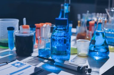 Bilimadamı laboratuarda tıbbi örnekleri mikro plakaya yerleştiriyor.