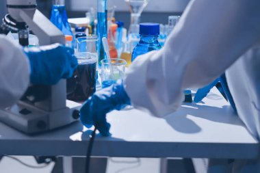 Bilimadamı laboratuarda tıbbi örnekleri mikro plakaya yerleştiriyor.