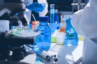 Bilimadamı laboratuarda tıbbi örnekleri mikro plakaya yerleştiriyor.