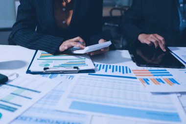 Verileri analiz eden iki iş adamı