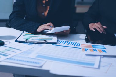 Verileri analiz eden iki iş adamı