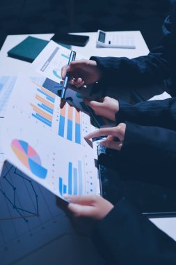 Verileri analiz eden iki iş adamı