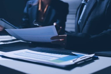 Verileri analiz eden iki iş adamı