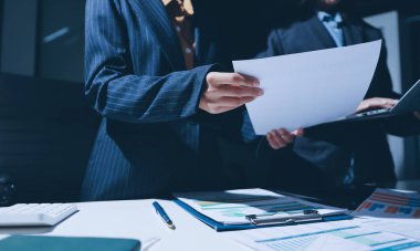 Verileri analiz eden iki iş adamı