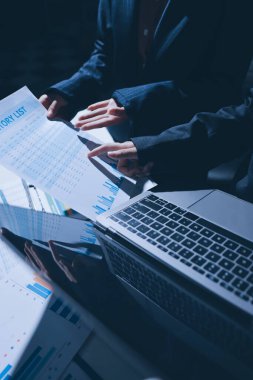 Verileri analiz eden iki iş adamı