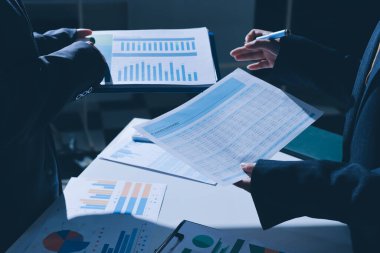 Finans veri harcamaları belgesi üzerinde çalışan bir grup iş kadını.