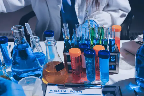 Bilimadamı laboratuarda tıbbi örnekleri mikro plakaya yerleştiriyor.