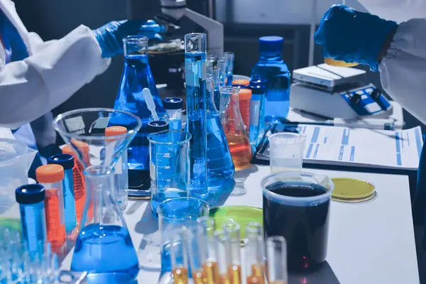 Bilimadamı laboratuarda tıbbi örnekleri mikro plakaya yerleştiriyor.