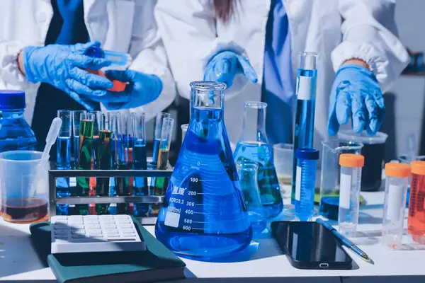 Bilimadamı laboratuarda tıbbi örnekleri mikro plakaya yerleştiriyor.