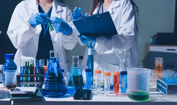 Bilimadamı laboratuarda tıbbi örnekleri mikro plakaya yerleştiriyor.