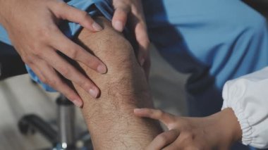 Doktor diz eklemini inceliyor.