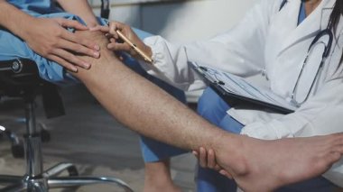 Beyaz üniformalı, siyah eldivenli, steteskoplu bir adam.