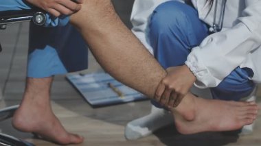 Doktorun ayak masajı yaptığı yeri kapatın.