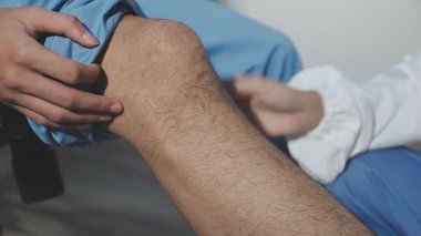 Mavi üniformalı bir doktor ve elinde şırınga tutan tıbbi eldivenler.