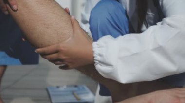 Doktor hastaların bacağını kontrol ediyor..