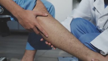 Doktor diz ağrısını kontrol ediyor
