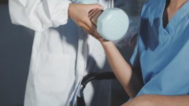 Doktor ve hasta hastanede.