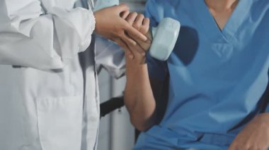 kadın doktor stetoskop bir holding