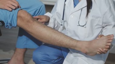 Yakın çekim - bir sağlık kliniğinde bacak eklemi yapan doktorların